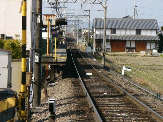 上下にうねっている線路